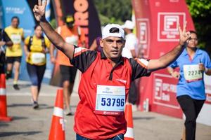 new delhi, inde - 16 octobre 2022 - course de semi-marathon vedanta delhi après covid dans laquelle les participants au marathon sont sur le point de franchir la ligne d'arrivée, semi-marathon de delhi 2022 photo