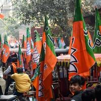 Delhi, Inde, 02 décembre 2022 - partisan du bjp du parti bharatiya janata lors d'un méga road show en faveur du candidat bjp pankaj luthara pour déposer des documents de candidature avant les élections locales mcd 2022 photo