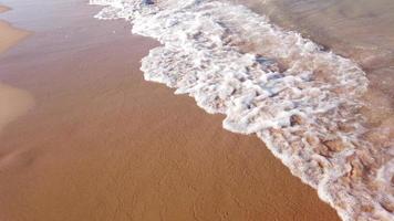 vagues de la mer et plage de sable. la paix du mouvement de l'eau de mer ou des vagues. photo