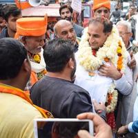 Delhi, Inde, 02 décembre 2022 - partisan du bjp du parti bharatiya janata lors d'un méga road show en faveur du candidat bjp pankaj luthara pour déposer des documents de candidature avant les élections locales mcd 2022 photo