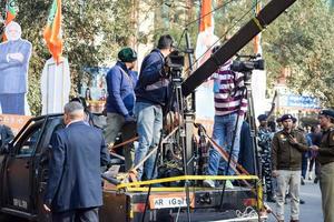 new delhi, inde - 16 janvier 2023 - des milliers de personnes se sont rassemblées lors du road show du premier ministre narendra modi bjp, des personnes lors du grand rassemblement électoral pm modi dans la capitale photo