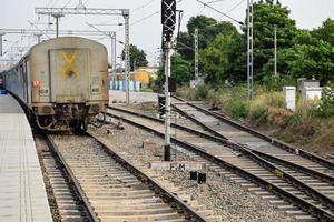 vue sur les voies ferrées du train jouet depuis le milieu pendant la journée près de la gare de kalka en inde, vue sur la voie du train jouet, jonction ferroviaire indienne, industrie lourde photo