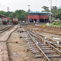 vue sur les voies ferrées du train jouet depuis le milieu pendant la journée près de la gare de kalka en inde, vue sur la voie du train jouet, jonction ferroviaire indienne, industrie lourde photo