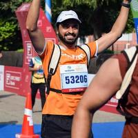 new delhi, inde - 16 octobre 2022 - course de semi-marathon vedanta delhi après covid dans laquelle les participants au marathon sont sur le point de franchir la ligne d'arrivée, semi-marathon de delhi 2022 photo