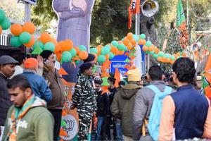 new delhi, inde - 16 janvier 2023 - des milliers de personnes se sont rassemblées lors du road show du premier ministre narendra modi bjp, des personnes lors du grand rassemblement électoral pm modi dans la capitale photo