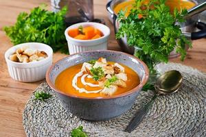 citrouille soupe dans une bol servi avec persil et Croûtons. végétalien soupe. action de grâces journée aliments. Halloween repas. photo