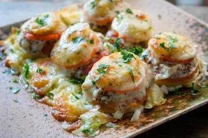 cuit des légumes avec mozzarella fromage sur plat, nettoyer nourriture style. photo