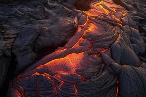 lave a été dans le des fissures de le Terre à vue le texture de le lueur de volcanique magma dans le des fissures photo