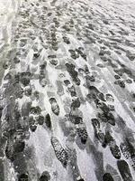 traces de gens dans le neige, verticale photo. photo