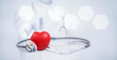 concept stéthoscope et coeur rouge avec assurance maladie, médecin stéthoscope et coeur rouge vérifier les soins de santé cardiaque, instrument pour vérifier le coeur sur le fond blanc représente l'exercice, isolé photo