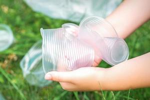 enfant mains nettoyer le parc photo