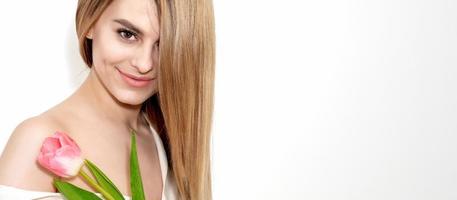 femme avec un rose tulipe photo