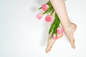 femme jambes avec tulipes fleurs photo