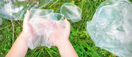 enfant mains nettoyer le parc photo