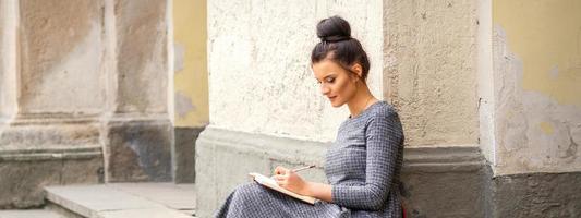 étudiant en train de lire livre sur escaliers photo