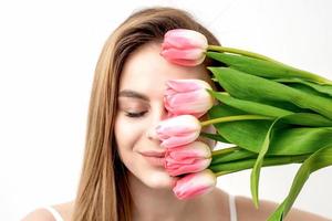 portrait de femme avec rose tulipes photo