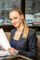 portrait d'une jeune femme d'affaires photo