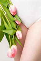 femme bikini zone avec tulipes photo