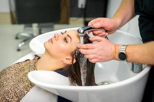 coiffeur commence à laver cheveux photo