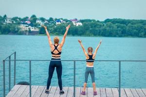 femme et enfant sont Faire mains en haut des exercices photo