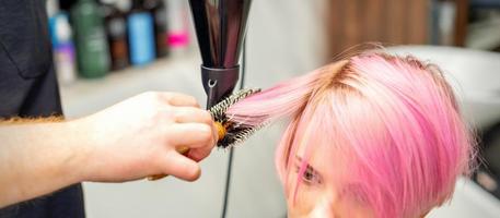 coiffeur sèche rose cheveux de femme photo