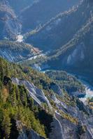 une Montagne paysage avec avec une rivière photo