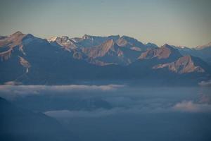 du froid bleuâtre Montagne paysage dans brouillard à lever du soleil photo