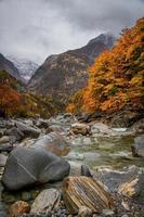 une rivière dans le montagnes pendant pluvieux temps photo