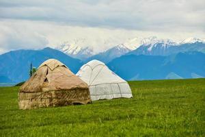 kazakh se sentait Maisons sur le kalajun prairie dans Xinjiang photo