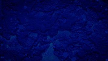 fond avec des rayons. fond avec du ciment mural. vieux fond bleu vintage avec texture en détresse et design grunge avec bordure noire. fond aquarelle de lumières polaires au néon cosmique. photo