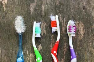 proche en haut de vieux brosses à dents sur en bois Contexte. Haut voir. plat poser. photo