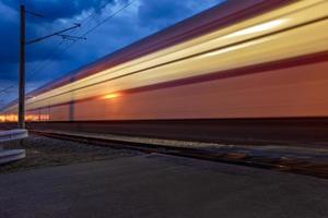 le lumière Piste de le Express train à le nuit. photo