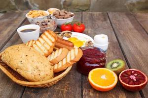 en bonne santé nourriture sur vieux en bois Contexte. petit déjeuner. photo