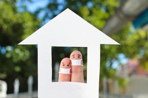 les doigts art de couple avec visage masque à maison. photo