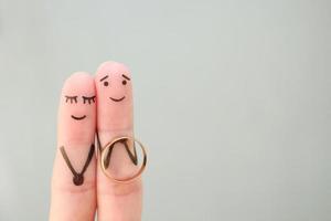 les doigts art de content couple. concept de homme proposer à femme. photo