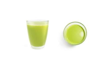 matcha vert thé Lait verre isolé sur blanc Contexte photo
