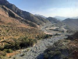 une magnifique aérien vue de le ville de taïf, saoudien Saoudite. collines et routes sont visible de le air. photo