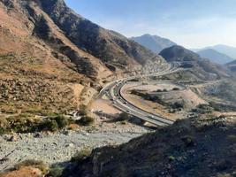 une magnifique aérien vue de le ville de taïf, saoudien Saoudite. collines et routes sont visible de le air. photo