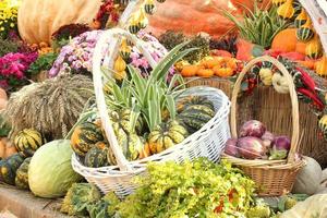 citrouille et légumes biologiques dans un panier en rotin lors d'une foire agricole. récolte du concept de temps d'automne. plante naturelle d'automne de jardin. décor d'halloween d'action de grâces. fond rural de ferme festive. nourriture végétalienne. photo