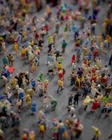 miniature Humain figurines sur gris sol photo