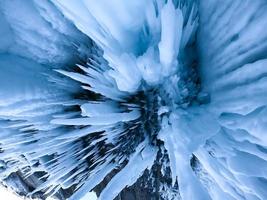 à l'intérieur le bleu la glace la grotte à Lac baïkal, Sibérie, est Russie. photo