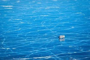 voiture conduite sur Naturel rupture la glace dans congelé l'eau à Lac baïkal, Sibérie, Russie. photo