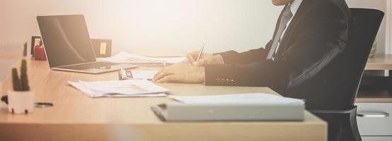 affaires homme travail avec portable et document sur le sien bureau dans bureau. ancien Ton photo