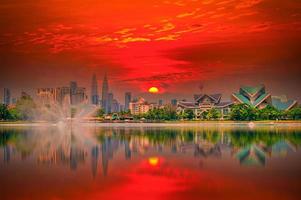 paysage urbain de Kuala Lumpur ville horizon vue de Titiwangsa parc dans Malaisie à le coucher du soleil. photo