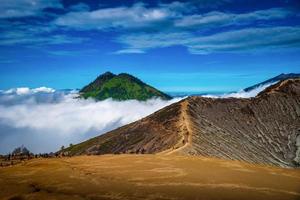 paysage de montagnes montant brouillard dans kawah ijen volcan, Java, Indonésie. photo