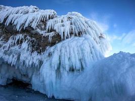 paysage de Montagne à jour avec Naturel rupture la glace dans congelé l'eau sur Lac baïkal, Sibérie, Russie. photo