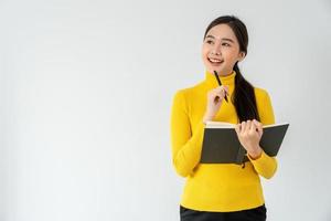 inspiration, écrivain, écriture, création, loisirs pour imaginer, belle jeune femme asiatique séduisante écrivant des idées sur un cahier, liste de choses à faire, bon travail de réflexion, journaliste, élégant, image de rêve, détente photo