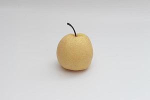 une proche en haut de une poire isolé sur une blanc Contexte. en bonne santé nourriture concept photo. riche en eau fruit. photo