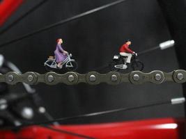 miniature figure de une cycliste équitation sur une vélo chaîne. photo