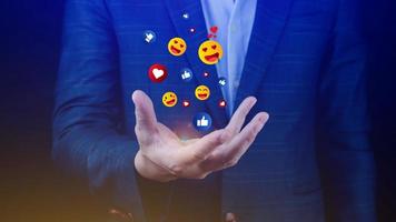 social médias et en ligne numérique concept, homme d'affaire en utilisant Envoi en cours emojis avec social médias. gens en utilisant et numérique en ligne commercialisation concepts photo